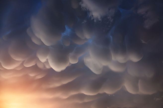 Mammatus_clouds_in_the_Nepal_Himalayas